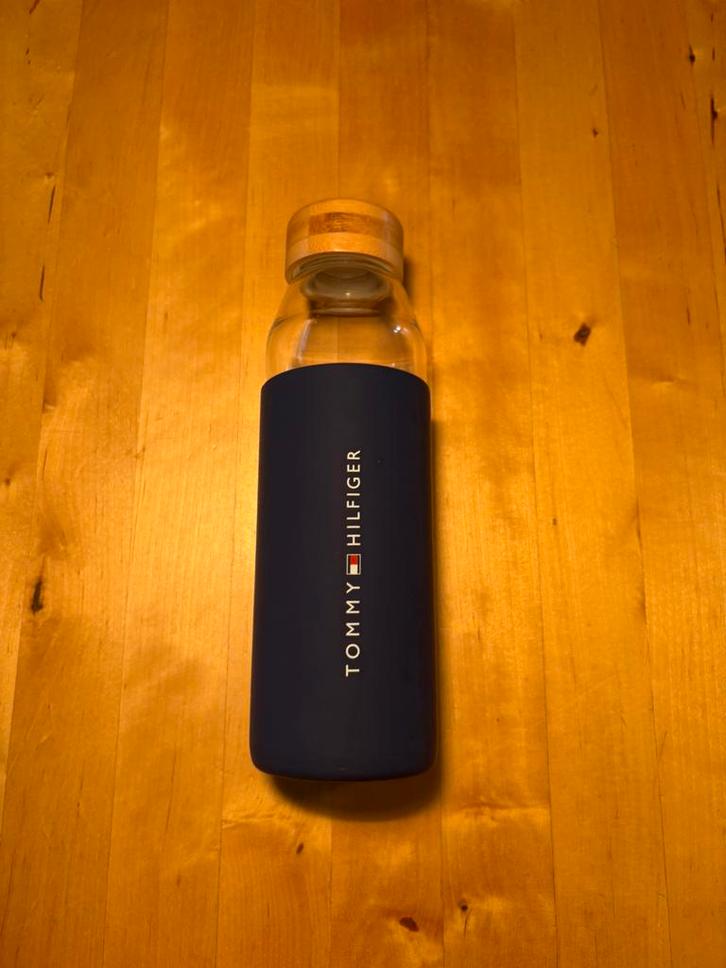 Tommy Hilfiger met navy siliconen hoes en bamboe dop., Sieraden, Tassen en Uiterlijk, Zonnebrillen en Brillen | Heren, Zonnebril