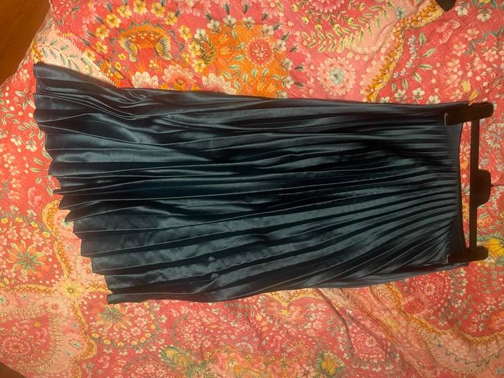 Glanzende donkerblauwe plissérok Zara, maat M., Kleding | Dames, Rokken, Zo goed als nieuw, Maat 38/40 (M), Blauw, Onder de knie