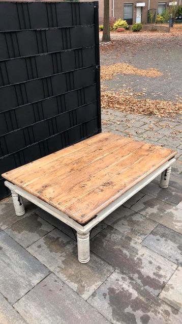 Houten salontafel 135cmx90cmx40cm beschikbaar voor biedingen
