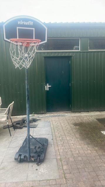 Basketbal paal beschikbaar voor biedingen