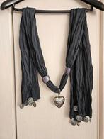 Grijze sjaal met sieraden, Kleding | Dames, Mutsen, Sjaals en Handschoenen, Ophalen of Verzenden, Zo goed als nieuw, Sjaal