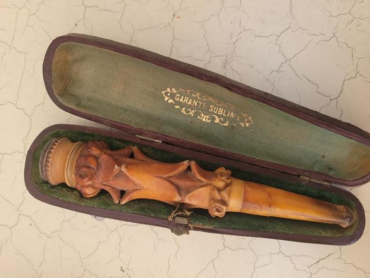 antiek sigaretten pijpje in foudraal hand gesneden, Verzamelen, Rookartikelen, Aanstekers en Luciferdoosjes, Zo goed als nieuw