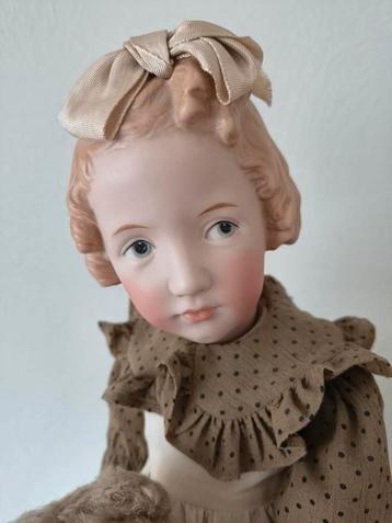 Replica van oude antieke pop  beschikbaar voor biedingen