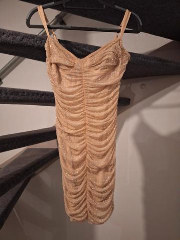 Mooie beige jurk, maat M beschikbaar voor biedingen