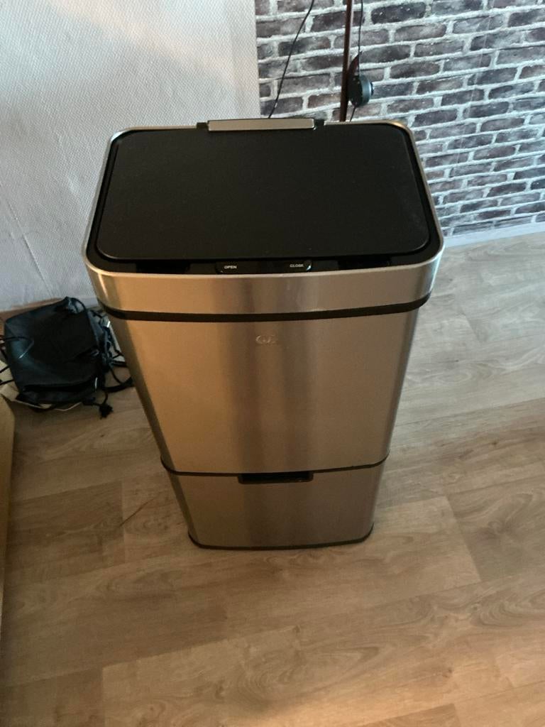 Moderne afvalbak met sensor, Ophalen, 40 liter of meer, Zo goed als nieuw, Rvs