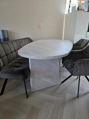 Organische Eettafel met Bank en Stoelen beschikbaar voor biedingen