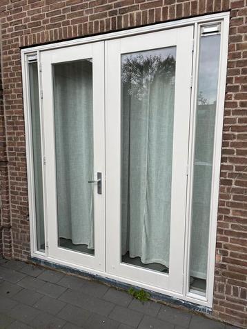Dubbele buitendeur met glas beschikbaar voor biedingen