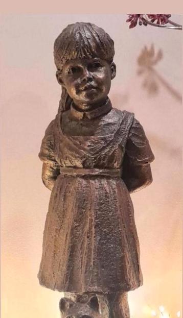 Mooi beeld meisje met haar kat beschikbaar voor biedingen