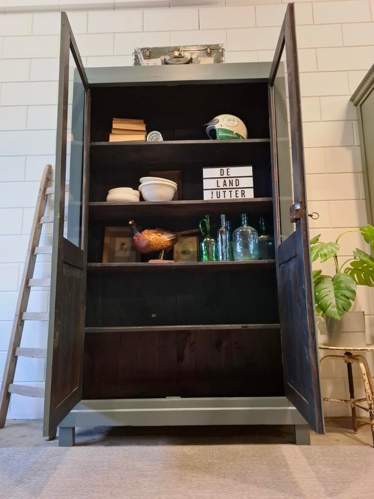 Vintage/Brocante grijs-groene schoolkast, hoge buffetkast, Huis en Inrichting, Kasten | Vitrinekasten, 100 tot 150 cm, 200 cm of meer