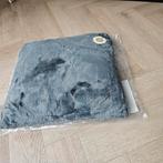 2x Nieuwe Grijze Bont Kussens, Ophalen of Verzenden, Nieuw, Grijs, Vierkant
