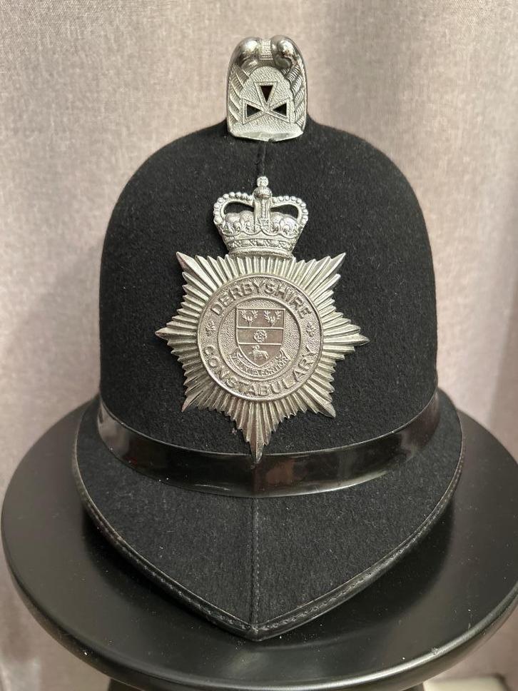 Originele Britse politiehelm – Derbyshire Constabulary, Verzamelen, Militaria | Algemeen, Landmacht, Helm of Baret, Engeland, Verzenden