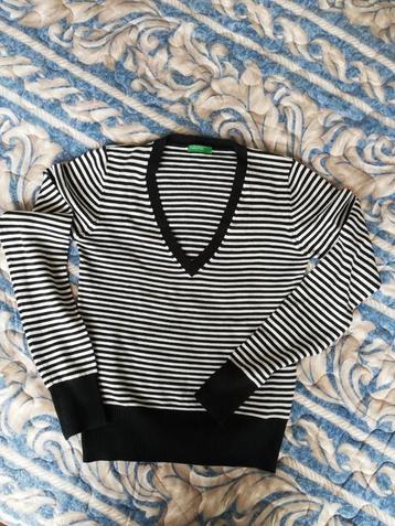V-neck jumper with white and navy stripes by Benetton. S beschikbaar voor biedingen