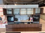 Luxe showroomkeuken met betonlook en donker eiken, Huis en Inrichting, Keuken | Complete keukens, Bruin, Overige typen, Ophalen of Verzenden