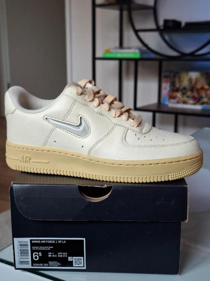 Nike Air Force 1 '07 LX "Coconut Milk" maat 37.5, Kleding | Dames, Schoenen, Nieuw, Sneakers of Gympen, Beige, Ophalen of Verzenden