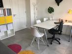 Bureau met 3 witte stoelen met stalen onderstel, Ophalen of Verzenden, Gebruikt