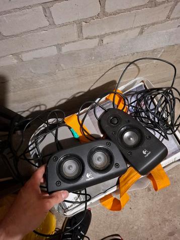 2 Speakers Logitech, midden- en linkerzijluidsprekers beschikbaar voor biedingen