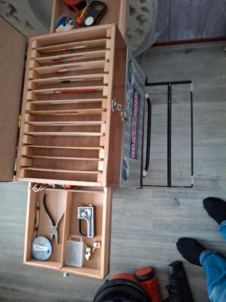 Viskoffer met diverse accessoires, Watersport en Boten, Hengelsport | Algemeen, Gebruikt, Ophalen