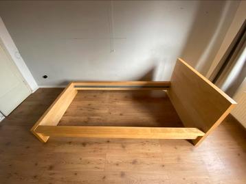 Houten bedframe buitenmaat 210-117 binnenmaat 200-101