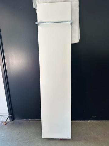 Design handoekradiator vasco niva en beugel en radiatorknop beschikbaar voor biedingen