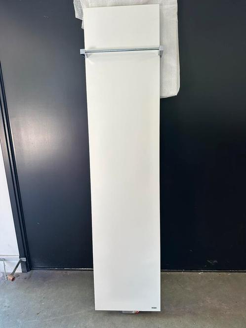 Design handoekradiator vasco niva en beugel en radiatorknop, Doe-het-zelf en Verbouw, Verwarming en Radiatoren, Gebruikt, Radiator