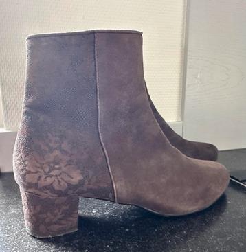 Enkellaars suède taupe maat 41 beschikbaar voor biedingen