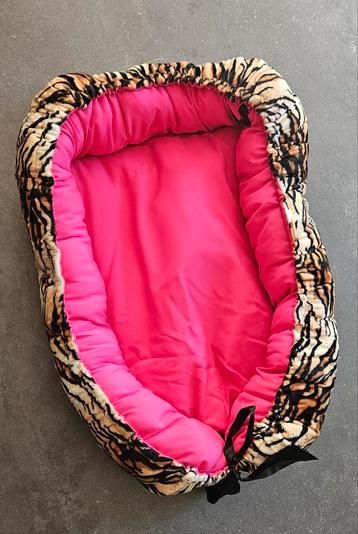 Babynestje fuchsia roze met tijgerprint en strik beschikbaar voor biedingen