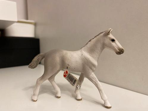Schleich 13860 Holstein veulen met vaan / label, Verzamelen, Dierenverzamelingen, Gebruikt, Beeldje of Figuurtje, Paard, Ophalen of Verzenden