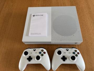 Xbox One S 1TB + 2 Controllers beschikbaar voor biedingen