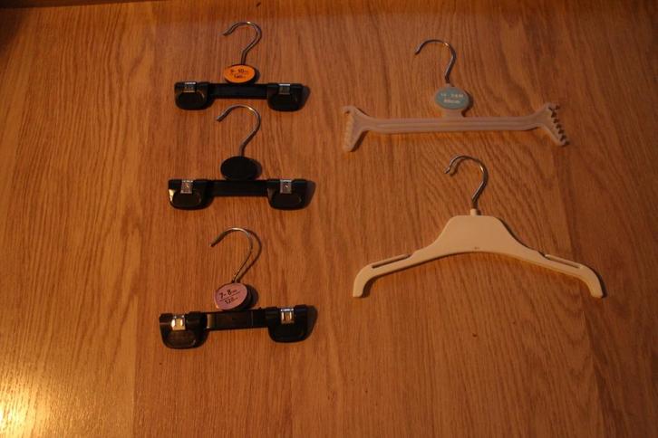 5x DIVERSEN KINDER KNAAPJES/KLEDING HANGERS, Kinderen en Baby's, Kindermode-accessoires, Zo goed als nieuw, Ophalen of Verzenden