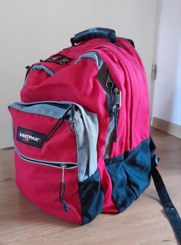 rode eastpak rugtas in goede staat beschikbaar voor biedingen