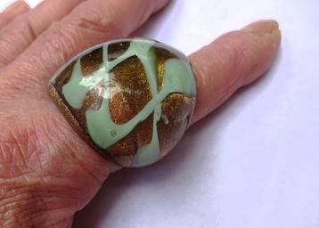 Goudkleurige glinsterende ring van glas beschikbaar voor biedingen