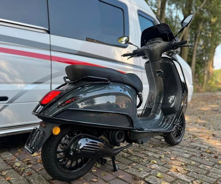 Vespa Sprint – Akrapovic - SIP teller - Geel, Fietsen en Brommers, Scooters | Vespa, Gebruikt, Vespa S, Maximaal 45 km/u, Benzine