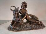 Fraai antiek  bronzen beeld v/e dame met haar geit, Ophalen of Verzenden