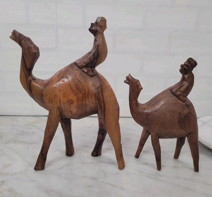 2 houten dromedaris beelden. Groot €7,50 klein €5,-, Verzamelen, Beelden en Beeldjes, Zo goed als nieuw, Dier, Ophalen of Verzenden