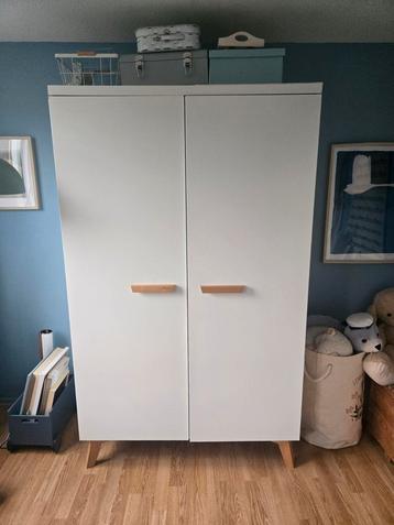Witte kledingkast  beschikbaar voor biedingen
