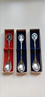 Drie lepeltjes van Koningin Beatrix, Juliana, Wilhelmina., Verzamelen, Ophalen of Verzenden, Metaal, Bestek