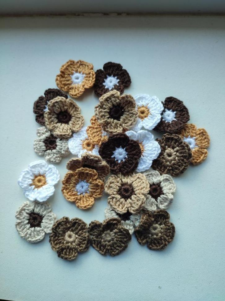 24 gehaakte bloemetjes van katoen in bruin tinten 3,5 cm, Hobby en Vrije tijd, Breien en Haken, Nieuw, Haken, Overige typen, Ophalen of Verzenden