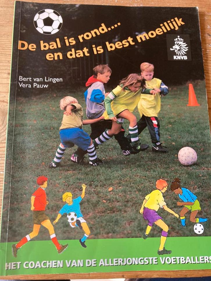 3 boeken voetbal training - 2 x knvb boek met oefeningen, Boeken, Sportboeken, Zo goed als nieuw, Balsport, Ophalen of Verzenden