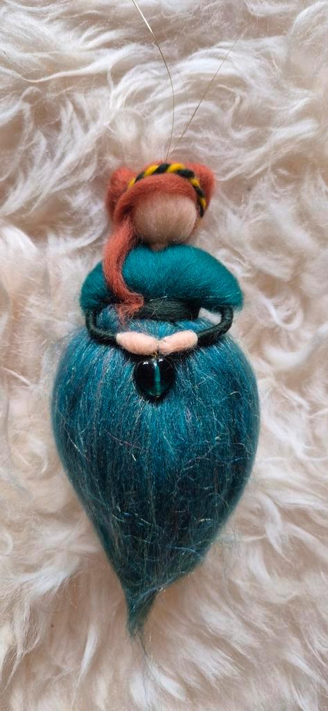 Glitterfee met hartjeskraal, liefde, antroposofisch, Hobby en Vrije tijd, Vilt, Nieuw, Figuurtje(s), Wolvilt, Ophalen of Verzenden