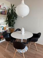 Eames replica Kuip eetkamerstoelen zwart met houten poten, Ophalen, Zo goed als nieuw, Zwart, Vier
