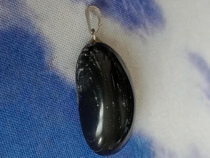 Gepolijste zwarte toermalijn hanger + Zwart leren waxcoard, Sieraden, Tassen en Uiterlijk, Kettinghangers, Nieuw, Steen of Mineraal
