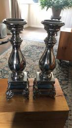 Twee zilver kleurige stenen kandelaars 44 vm hoog., Huis en Inrichting, Overige materialen, Overige kleuren, 25 tot 50 cm, Ophalen of Verzenden