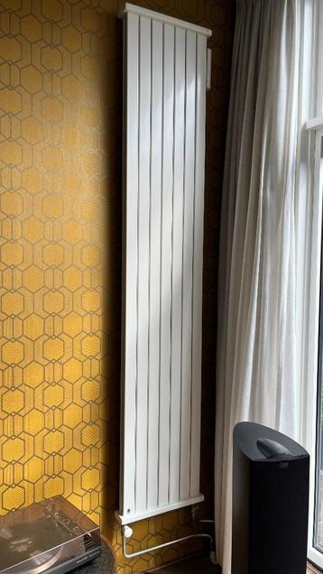 Mooie Design radiatoren wit (3x staand hoog model, 1x laag) beschikbaar voor biedingen