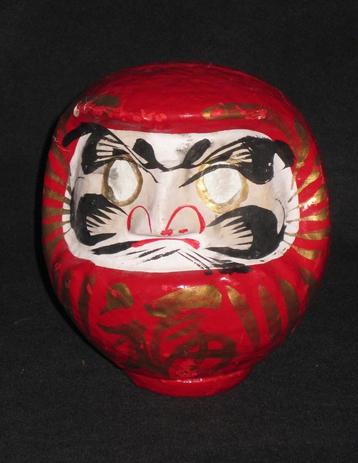 Japanse Geluksbrenger Daruma / Papiermache beschikbaar voor biedingen