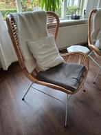 2 Rotan stoelen met vachtjes en kussens, Huis en Inrichting, Ophalen of Verzenden, Bruin, Twee