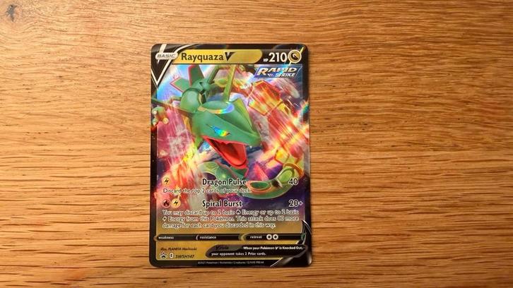 Rayquaza V (SWSH 147), Hobby en Vrije tijd, Verzamelkaartspellen | Pokémon, Zo goed als nieuw, Losse kaart, Foil, Ophalen of Verzenden