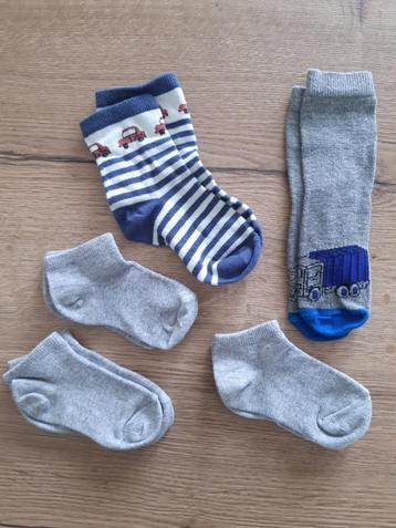 6 Nieuwe kindersokken 27-30 waarvan 3 enkelsokken beschikbaar voor biedingen