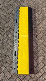 Kabeldrempel/Kabelbrug 3-kanaals 900,500,70 mm – Blok N Mesh, Ophalen, Nieuw, Kabel of Snoer