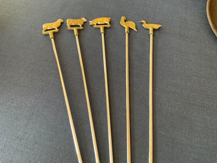 Vleesspiezen 36.3cm. / 5 stuks met koperen dieren, Antiek en Kunst, Antiek | Bestek, Ophalen of Verzenden
