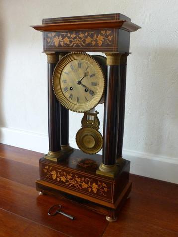 Antieke Franse Kolompendule met intarsia inleg beschikbaar voor biedingen